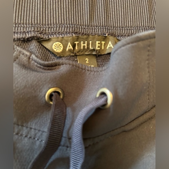 Athleta Mid-Town cuffed leg shorts in navy blue Sz 2.  L7 - Picture 3 of 7